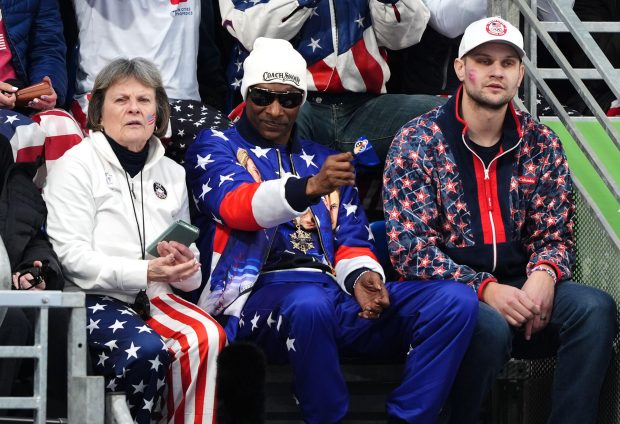 Cum a ajuns Snoop Dogg să fluture steagul României la festivitatea de deschidere a Jocurilor Olimpice de iarnă 2026: rapperul milionar „a salutat sportivii tricolori” | VIDEO