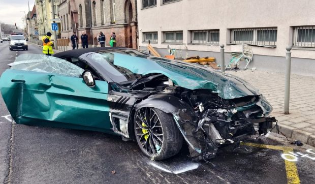 Un șofer cu Aston Martin, care a ucis o femeie și a spulberat o stație de autobuz, a fost eliberat, în Ungaria: „Ar trebui să îi ia permisul pe viață”
