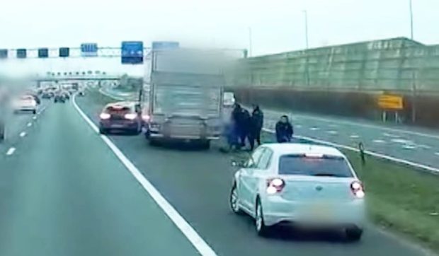 Șofer de camion amenințat cu arma, dat jos de la volan și jefuit, apoi arestat de polițiștii olandezi. Totul a fost filmat