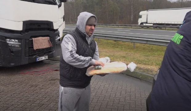 Un șofer de TIR doarme de 12 zile în cabină, fără căldură, și nu vrea să ducă marfa până nu își primește salariul, în Olanda