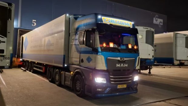 Cum arată cabina unui șofer de TIR după ce a fost jefuit într-o zonă industrială din Franța unde oprise să doarmă