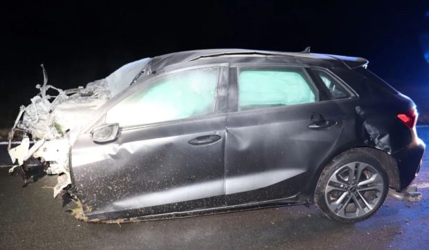 Șofer aruncat cu tot cu centura de siguranță 40 de metri din mașină, găsit mort pe câmp de polițiștii care-l urmăreau, în Germania