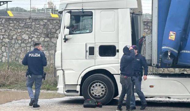 Șofer român de TIR care transporta îngrășăminte, arestat pe loc în Italia. A devenit agitat la control și polițiștii au adus câinii