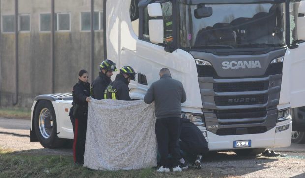 Un șofer român de TIR a fost găsit mort în cabina unui camion parcat în curtea unei firme din Mestre, Italia