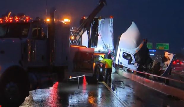 Șofer de TIR salvat din cabina căzută peste marginea unui pod și rămasă suspendată la 21 de metri înălțime