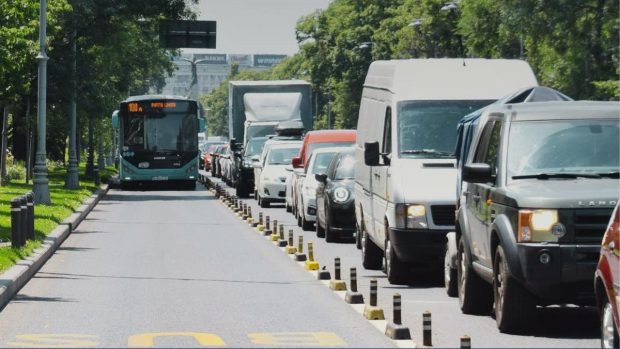 Șoferii din București care sunt prinși pe banda unică de autobuz riscă amenzi de 1.620 de lei în 2026