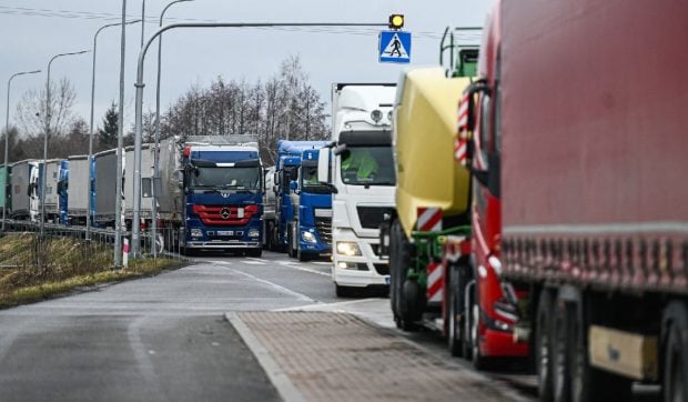 Patru șoferi români de TIR au fost păcăliți cu 93.000 de euro de firma care i-a angajat în țară și i-a trimis să conducă în Belgia