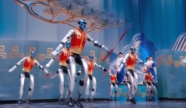 Spectacolul uriaș organizat cu ocazia Anului Nou Chinezesc: 24 de roboți umanoizi au făcut mișcări de arte marțiale și dans foarte avansate