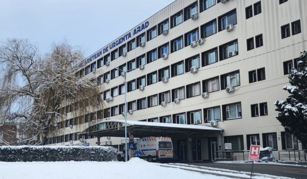 Un pacient a fost nevoit să își cumpere pernă după ce a fost internat la Spitalul Județean Arad: „Dați-mi din banii mei să cumpăr perne”