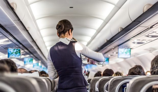 Ce salarii se câștigă în aviație? Cât câștigă un pilot, o stewardesă și un inginer de aeronave
