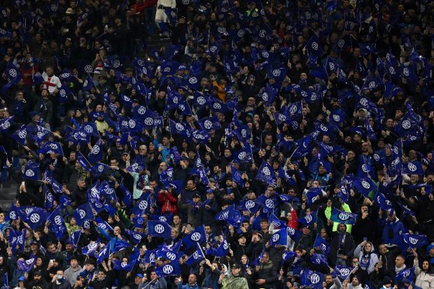 Un suporter al lui Inter Milano a rămas fără trei degete la meciul cu Cremonese, după ce a aruncat o petardă lângă portarul Emil Audero | VIDEO