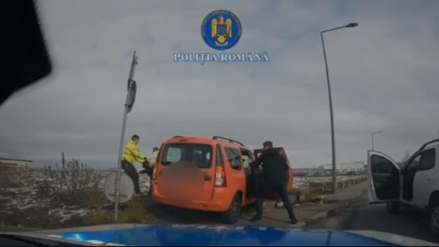 Tânăr fără permis din Sibiu, reținut după o urmărire în trafic din mașina pe care o furase anul trecut. Ce le-a atras atenția polițiștilor