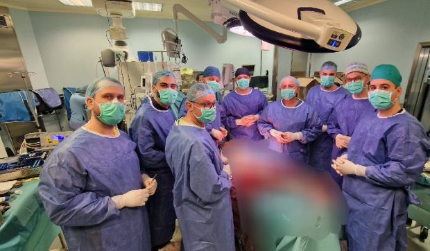 Piciorul unui tânăr, salvat de medicii de la Spitalul Universitar de Urgență București printr-o operație rară care înlocuiește tot femurul