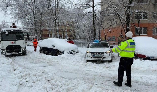Taximetrist găsit mort în maşina de serviciu, pe o stradă din sectorul 1 din București, în mijlocul codului roșu de ninsoare