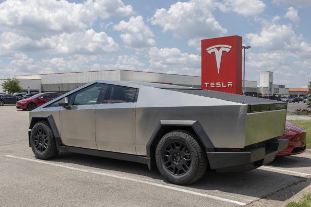 Un șofer cu Tesla Cybertruck a fost oprit de Poliție la Lugoj și a aflat că nu avea voie să conducă mașina din cauza Codului Rutier din România