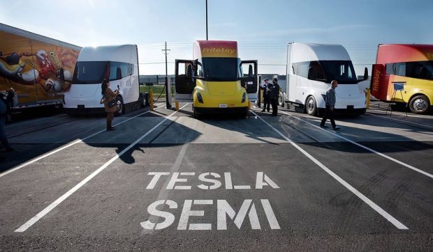Cât costă camionul semi-electric de marfă Tesla cu autonomie de 805 km