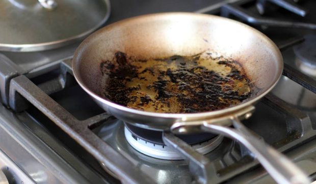 Cum cureți o tigaie arsă cu un singur ingredient. Fierbe-l, așteaptă 15 minute și tigaia arată ca nouă