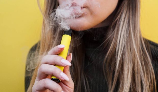 De ce adolescenții nu se pot opri din vapat. Avertismentul unui medic: „Ajunge la creier în 7 secunde, e o captivitate chimică”