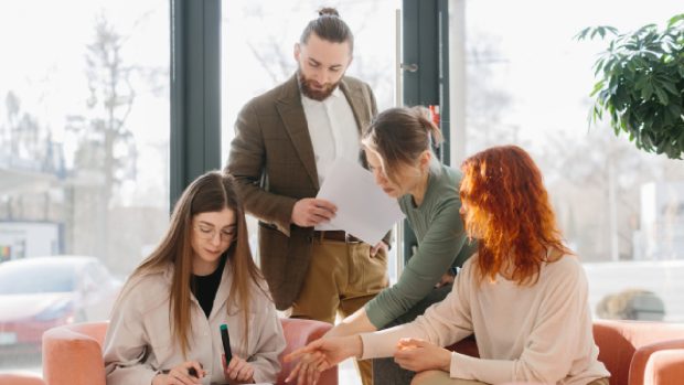 Tinerii care nici nu lucrează, nici nu studiază, ar putea fi premiați cu până la 1.250 de lei, dacă se angajează