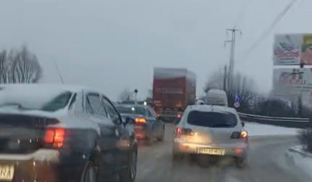 Un TIR n-a putut urca un pod din Ploiești, din cauza gheții de pe șosea