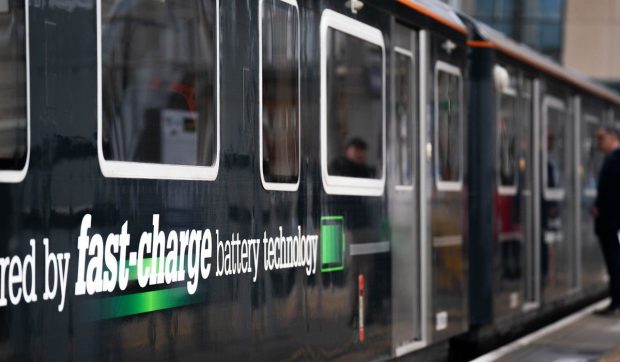 Primul tren de pasageri alimentat exclusiv cu baterii și autonomie record de 323 km din Marea Britanie promite să revoluționeze transportul feroviar