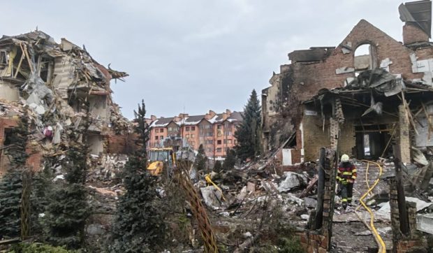 Jurnaliștii TVR au documentat distrugerile suferite în Borșceahivka, după atacul rusesc: Case, reţele electrice, oameni rămași în beznă şi ger