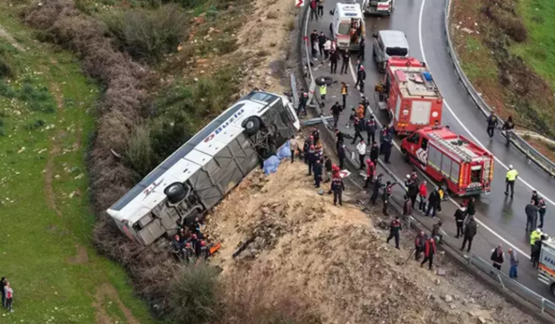 16 morți în doar câteva ore, după două accidente sângeroase de pe o autostradă și o râpă din Turcia