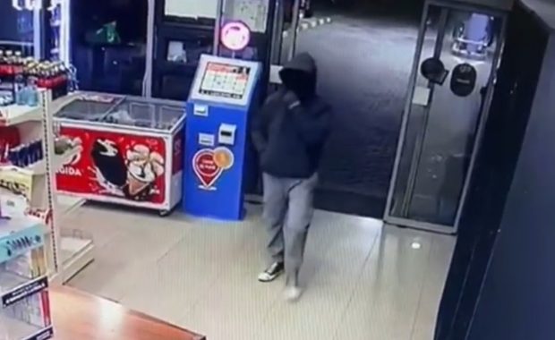 Jaf în 30 de secunde într-o benzinărie din Timişoara, surprins de camera video. Un bărbat cu cagulă şi cuţit a furat 1.200 de lei și a fost prins după 8 zile