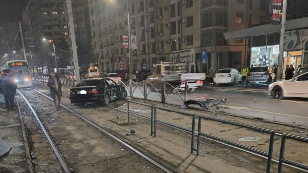 Un BMW a intrat pe șina tramvaiului 41 din București, lângă Podul Grant, după ce a rupt gardul de protecție