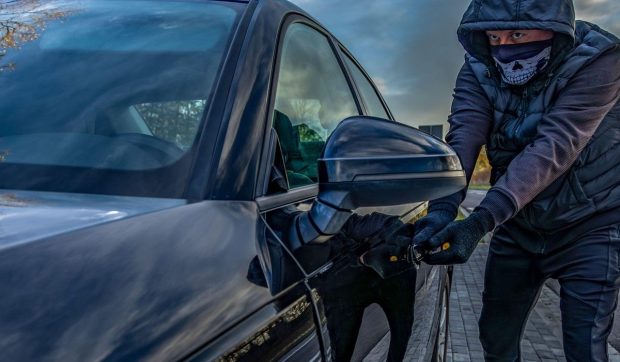 Un șofer din Iași a lăsat motorul pornit și a plecat 7 minute, iar puțin mai târziu mașina era făcută praf