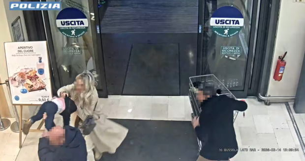 Un român a încercat să răpească o fetiță de 1 an din brațele mamei sale și i-a rupt femurul, în Italia