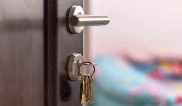 O femeie, care ar fi murit în urmă cu patru ani, a fost găsită într-un apartament din Ploiești, după ce fiica sa din Italia a sunat la Poliție