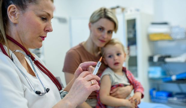 România are cea mai scăzută rată de vaccinare din ultimele decenii: „Ne putem aștepta oricând la o nouă epidemie de rujeolă”