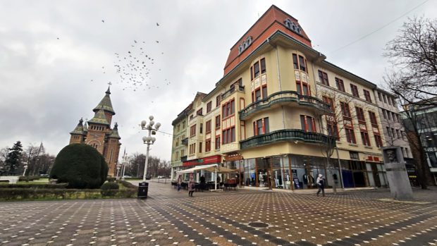 Locatarii unei clădiri istorice din centrul Timișoarei, în culmea disperării, din cauza restanțelor la întreținere ale primăriei: „Ne rugăm de ei și ne ignoră. Este un abuz”
