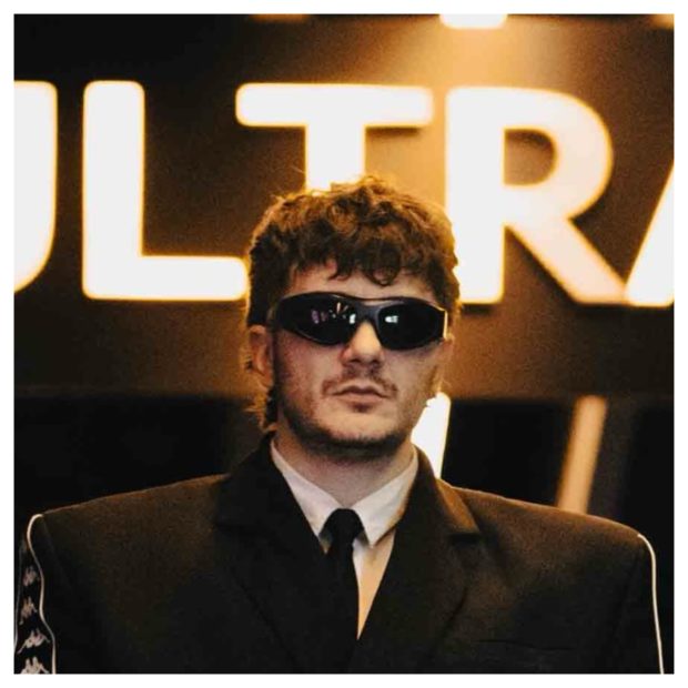 Imagine Stire Cum a început pasiunea lui Vlad Drăgulin pentru haine: „La o lună după mi-am pierdut și virginitatea și am zis că poate e o corelare” | 2review.ro