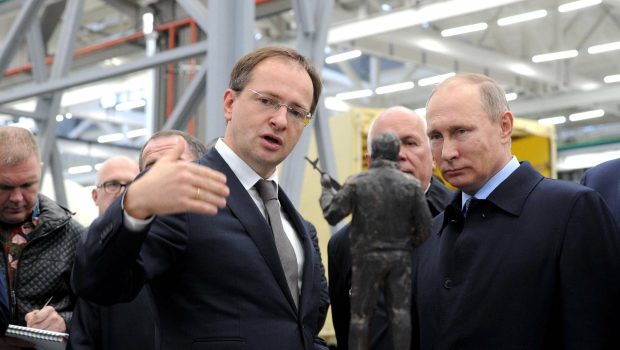 Vladimir Putin nu ia în serios negocierile de pace, iar ultimele modificări aduse delegației ruse arată acest lucru, spune un fost ambasador american la Moscova
