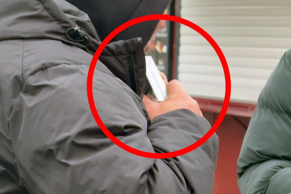 Țigările sunt ascunse în geci de către comerciații ilegali. Foto: Libertatea