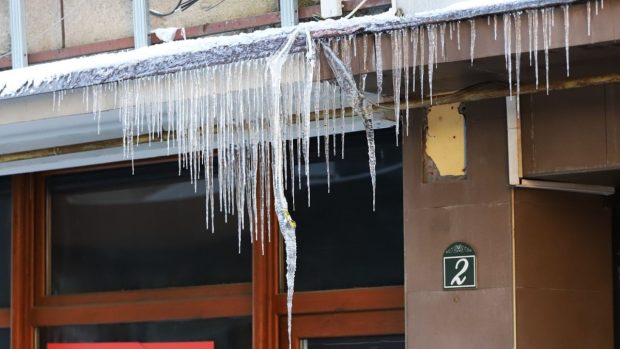 Vremea se răcește din nou, vom avea -15 grade Celsius, ninsori și polei. Zonele din țară care sunt sub avertizare meteo ANM