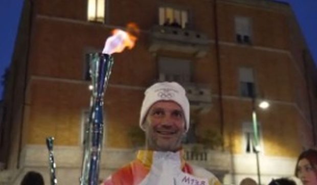 Cristi Chivu a purtat torța pe străzile din Milano, cu o zi înainte de începerea Jocurilor Olimpice de Iarnă 2026: „Grande Cristian”