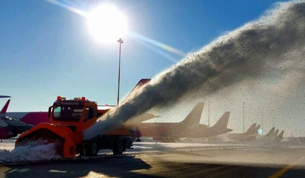 Avioanele pot avea întârzieri din cauza ninsorii și a viscolului, dar nu sunt curse anulate pe aeroporturile din București, anunță CNAB