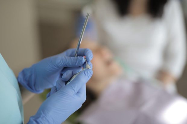 Detartrajul dentar – tot ce trebuie să știi despre procedură și îngrijire