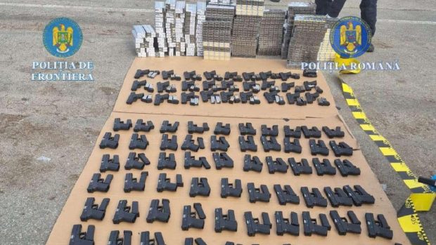 Un șofer de TIR din Turcia a încercat să intre în România cu 106 pistoale