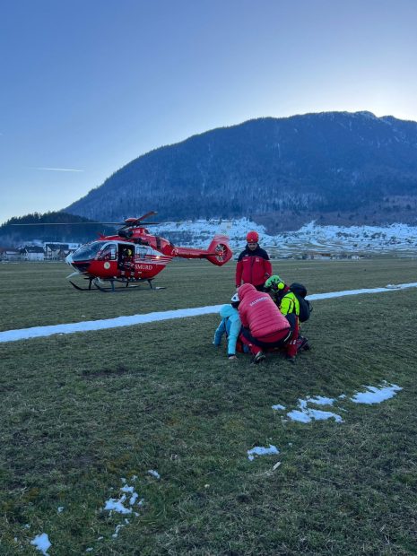 Elicopterul SMURD Brașov a recuperat un turist care și-a rupt piciorul, în masivul Piatra Craiului. Pericol mare de avalanșă