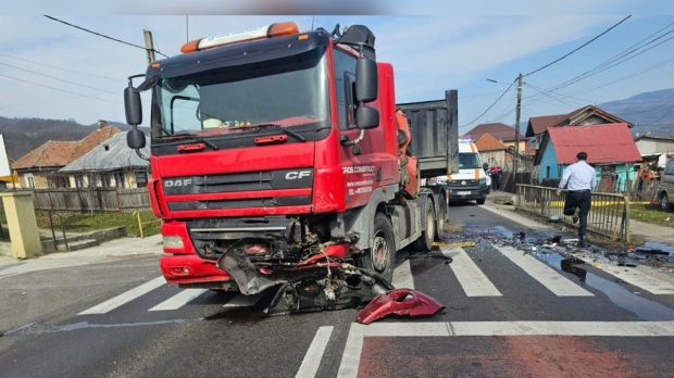 Un șofer român de camion a făcut cea mai mare greșeală, după ce nu a păstrat distanța, în Vâlcea, la Gura Văii