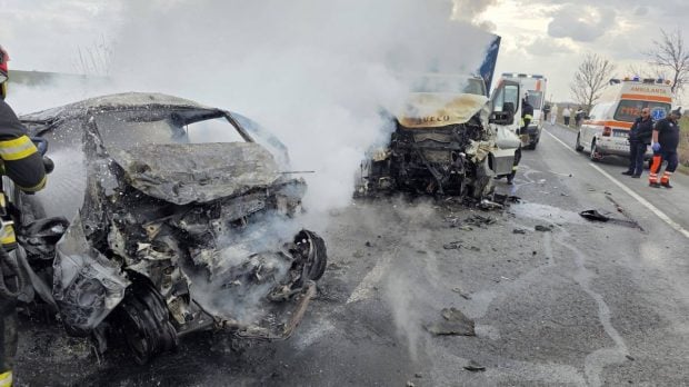 Accident mortal pe E85, în Buzău: o mașină și o camionetă s-au ciocnit, apoi au luat foc. Șoferii au murit pe loc