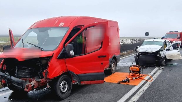 Un șofer a adormit pe DN2B, spre Brăila și a intrat cu mașina frontal într-o dubiță de pe contrasens