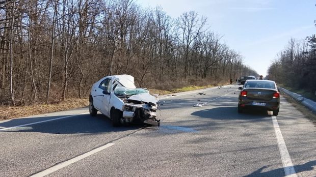 Un bărbat din Craiova a intrat cu mașina într-o dubă de pe contrasens și a murit