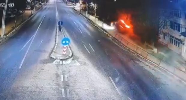 Un șofer din Constanța a zburat cu mașina peste un sens giratoriu și a aterizat direct pe un trotuar. Momentul a fost filmat
