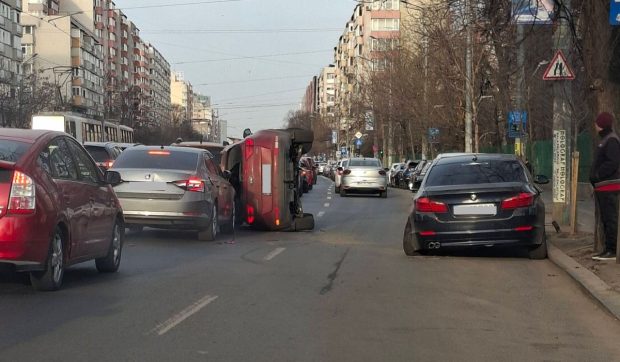 Accident cu șase mașini implicate în zona Spitalului Colentina din București: un autoturism s-a răsturnat, iar o femeie a ajuns la spital
