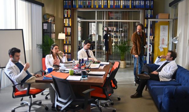 Imagine Stire Unde au avut loc filmările pentru serialul „Pe mâini bune” de la Kanal D. Actorii au primit consultanță de specialitate | 2review.ro